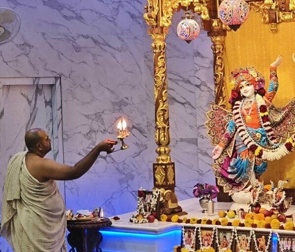 Arti at ISKCON Newtown